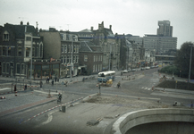 803649 Gezicht op de Leidseweg te Utrecht, vanaf het gebouw van modemagazijn Vinke (Vredenburg 40), met op de voorgrond ...